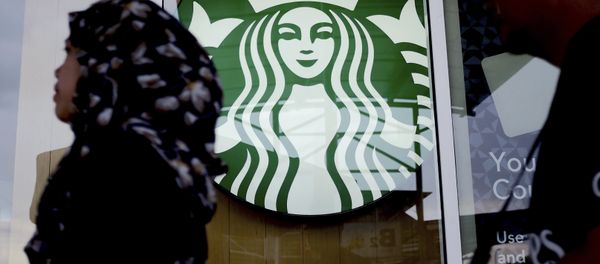 A Muslim woman walks past a Starbucks Coffee shop in Rawang outside Kuala Lumpur, Malaysia, Thursday, July 6, 2017. A Muslim woman walks past a Starbucks Coffee shop in Rawang outside Kuala Lumpur, Malaysia, Thursday, July 6, 2017. - Sputnik International