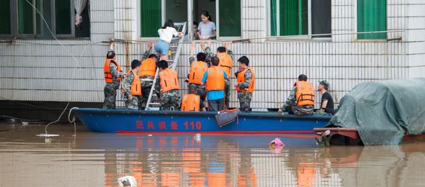 Rescuers evacuate people during a flood in Xinshao county, Hunan province, China, July 2, 2017 Rescuers evacuate people during a flood in Xinshao county, Hunan province, China, July 2, 2017 - Sputnik International