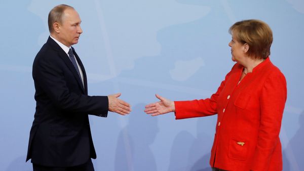 German Chancellor Angela Merkel welcomes Russia's President Vladimir Putin at the G20 summit in Hamburg, Germany July 7, 2017 - Sputnik International