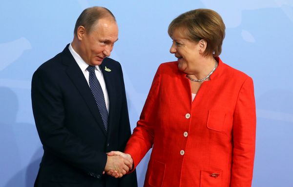 German Chancellor Angela Merkel greets Russian President Vladimir Putin as he arrives for the G20 leaders summit in Hamburg, Germany July 7, 2017 - Sputnik International