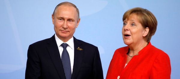 German Chancellor Angela Merkel welcomes Russia's President Vladimir Putin at the G20 summit in Hamburg, Germany July 7, 2017 - Sputnik International