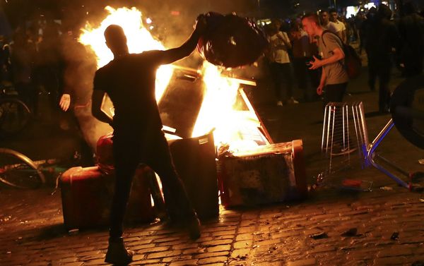 Anti-G20 protesters light garbage in front of the Rote Flora building in the alternative Hamburg Schanze district following clashes with German riot police in Hamburg, Germany, July 6, 2017 Anti-G20 protesters light garbage in front of the Rote Flora building in the alternative Hamburg Schanze district following clashes with German riot police in Hamburg, Germany, July 6, 2017 - Sputnik International