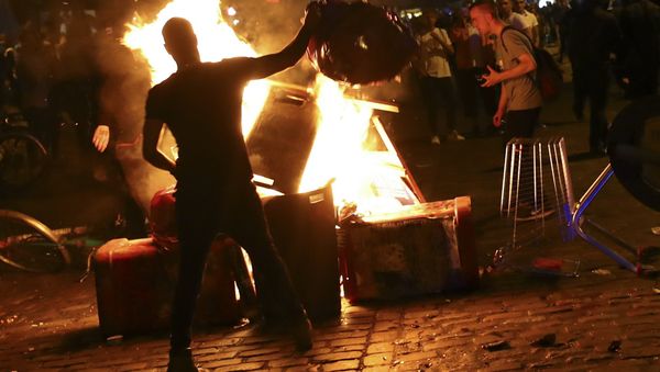 Anti-G20 protesters light garbage in front of the Rote Flora building in the alternative Hamburg Schanze district following clashes with German riot police in Hamburg, Germany, July 6, 2017 - Sputnik International