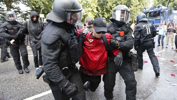 German police remove protestors who are blocking a street during the G20 summit in Hamburg, Germany, July 7, 2017 - Sputnik International
