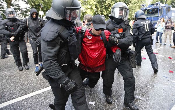 German police remove protestors who are blocking a street during the G20 summit in Hamburg, Germany, July 7, 2017 German police remove protestors who are blocking a street during the G20 summit in Hamburg, Germany, July 7, 2017 - Sputnik International