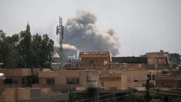 Smoke billows from the positions of the Islamic State militants after an airstrike in western Mosul, Iraq June 19, 2017 - Sputnik International