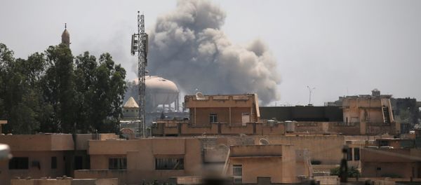 Smoke billows from the positions of the Islamic State militants after an airstrike in western Mosul, Iraq June 19, 2017 - Sputnik International