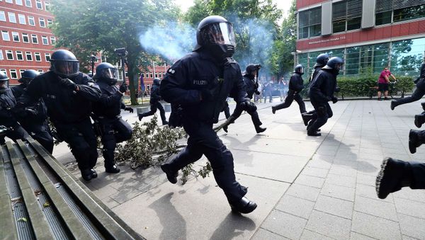 German police charge towards protesters during a demonstration at the G20 summit in Hamburg, Germany, July 7, 2017 German police charge towards protesters during a demonstration at the G20 summit in Hamburg, Germany, July 7, 2017 - Sputnik International
