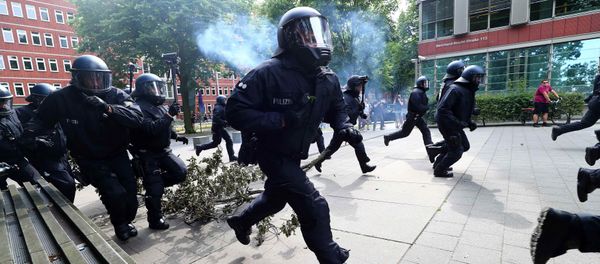 German police charge towards protesters during a demonstration at the G20 summit in Hamburg, Germany, July 7, 2017 - Sputnik International