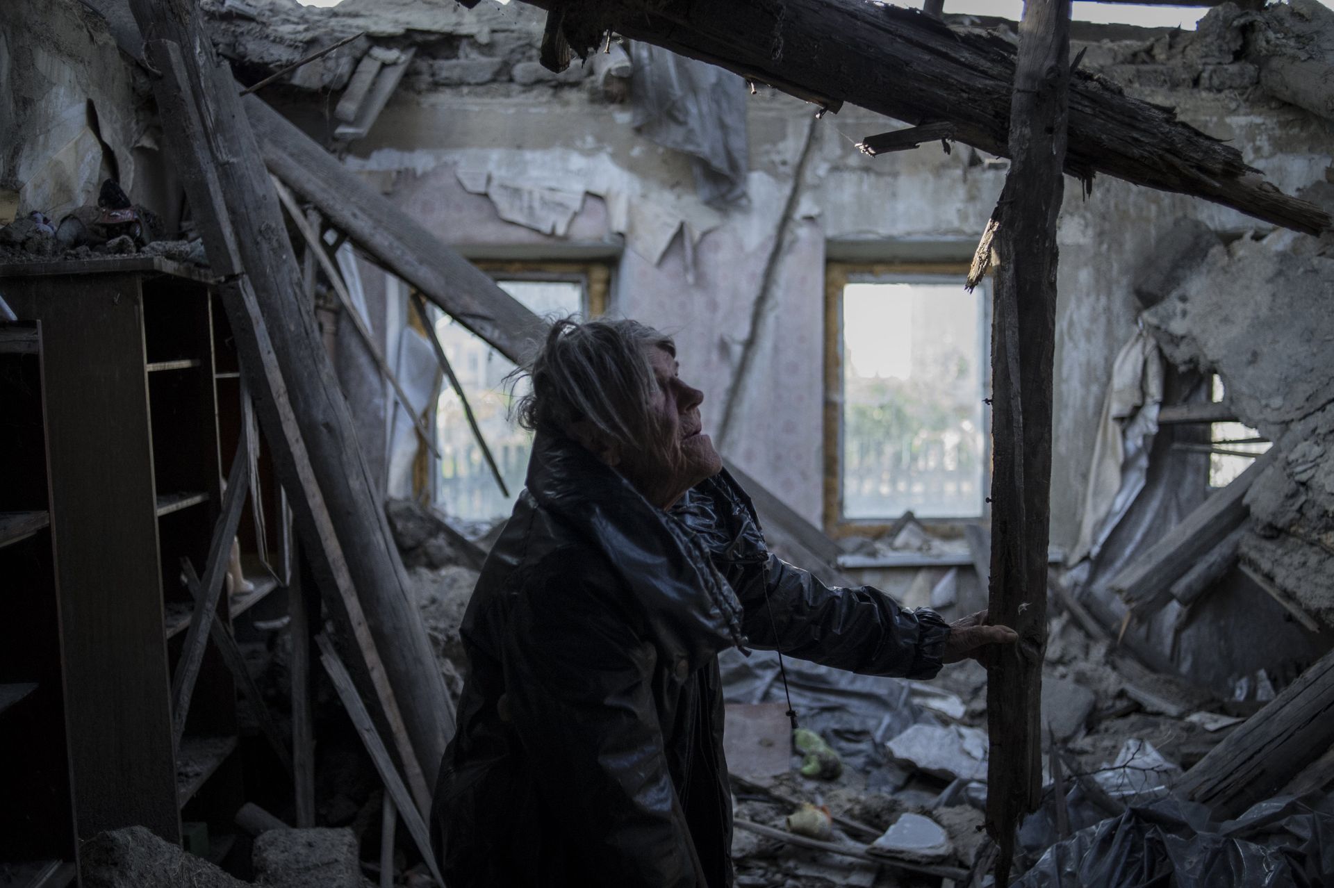 A resident of the village of Staromikhailovka, damaged by shelling in the Donetsk region  27.09.2015 - Sputnik International, 1920, 06.12.2021