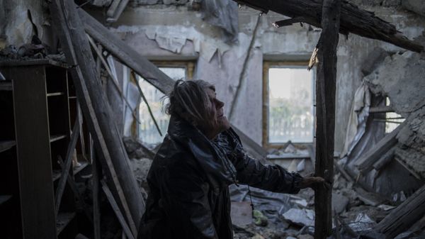 A resident of the village of Staromikhailovka, damaged by shelling in the Donetsk region  27.09.2015 - Sputnik International