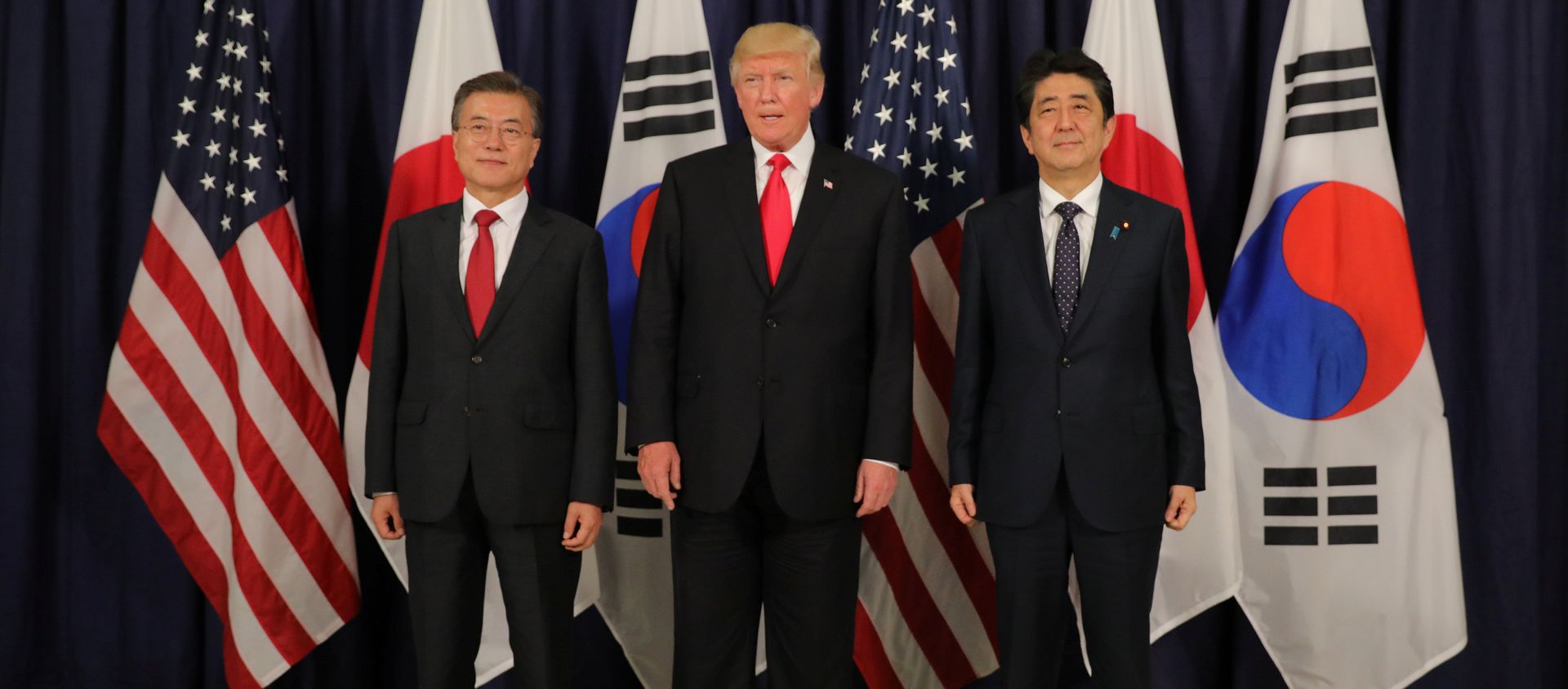 US President Donald Trump meets South Korea's President Moon Jae-In and Japanese Prime Minister Shinzo Abe ahead the G20 leaders summit in Hamburg, Germany July 6, 2017. US President Donald Trump meets South Korea's President Moon Jae-In and Japanese Prime Minister Shinzo Abe ahead the G20 leaders summit in Hamburg, Germany July 6, 2017. - Sputnik International, 1920, 11.02.2019