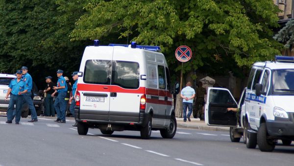 Law enforcement officers work at the site of explosions in the center of Lugansk Law enforcement officers work at the site of explosions in the center of Lugansk - Sputnik International