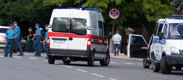 Law enforcement officers work at the site of explosions in the center of Lugansk - Sputnik International