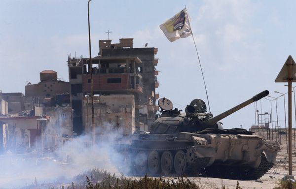 A tank of Libyan National Army (LNA) is seen during clashes with Islamist militants in their last stronghold in Benghazi, Libya, July 6, 2017 - Sputnik International