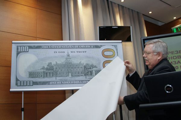 US Ambassador to Ukraine John F. Tefft at the presentation of a new design of one hundred dollar bill in Kiev US Ambassador to Ukraine John F. Tefft at the presentation of a new design of one hundred dollar bill in Kiev - Sputnik International