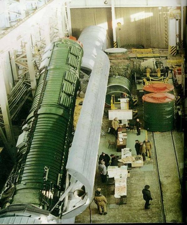 Removal of an RT-23 ICBM from its rail-mobile launcher - Sputnik International