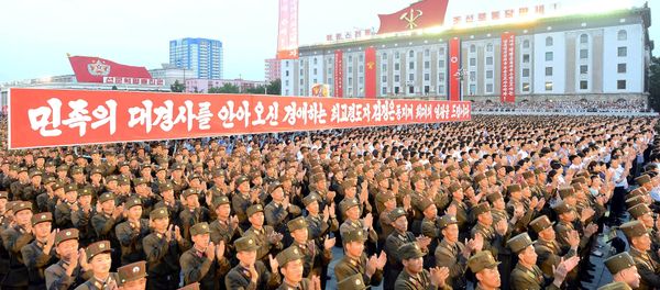 Army personnel and people gather at Kim Il Sung Square in Pyongyang July 6, 2017 to celebrate the successful test-launch of intercontinental ballistic rocket Hwasong-14. in this photo released by North Korea's Korean Central News Agency (KCNA) in Pyongyang July 7, 2017 - Sputnik International