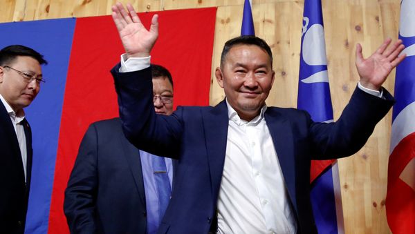 Khaltmaa Battulga, the presidential candidate of the opposition Democratic Party waves to reporters after addressing them in Ulaanbaatar, Mongolia, early July 8, 2017 - Sputnik International