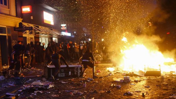 Barricades burn as protesters clash with riot police during the protests at the G20 summit in Hamburg, Germany, July 7, 2017 - Sputnik International