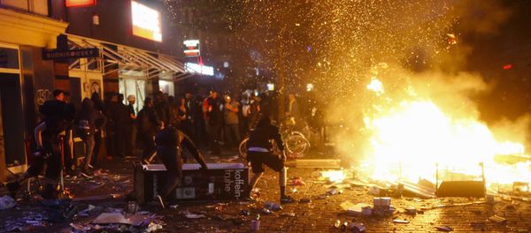 Barricades burn as protesters clash with riot police during the protests at the G20 summit in Hamburg, Germany, July 7, 2017 Barricades burn as protesters clash with riot police during the protests at the G20 summit in Hamburg, Germany, July 7, 2017 - Sputnik International
