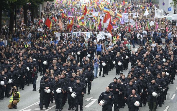 German riot police officers walk in front of protesters during demonstrations at the G20 summit in Hamburg, Germany, July 8, 2017 German riot police officers walk in front of protesters during demonstrations at the G20 summit in Hamburg, Germany, July 8, 2017 - Sputnik International