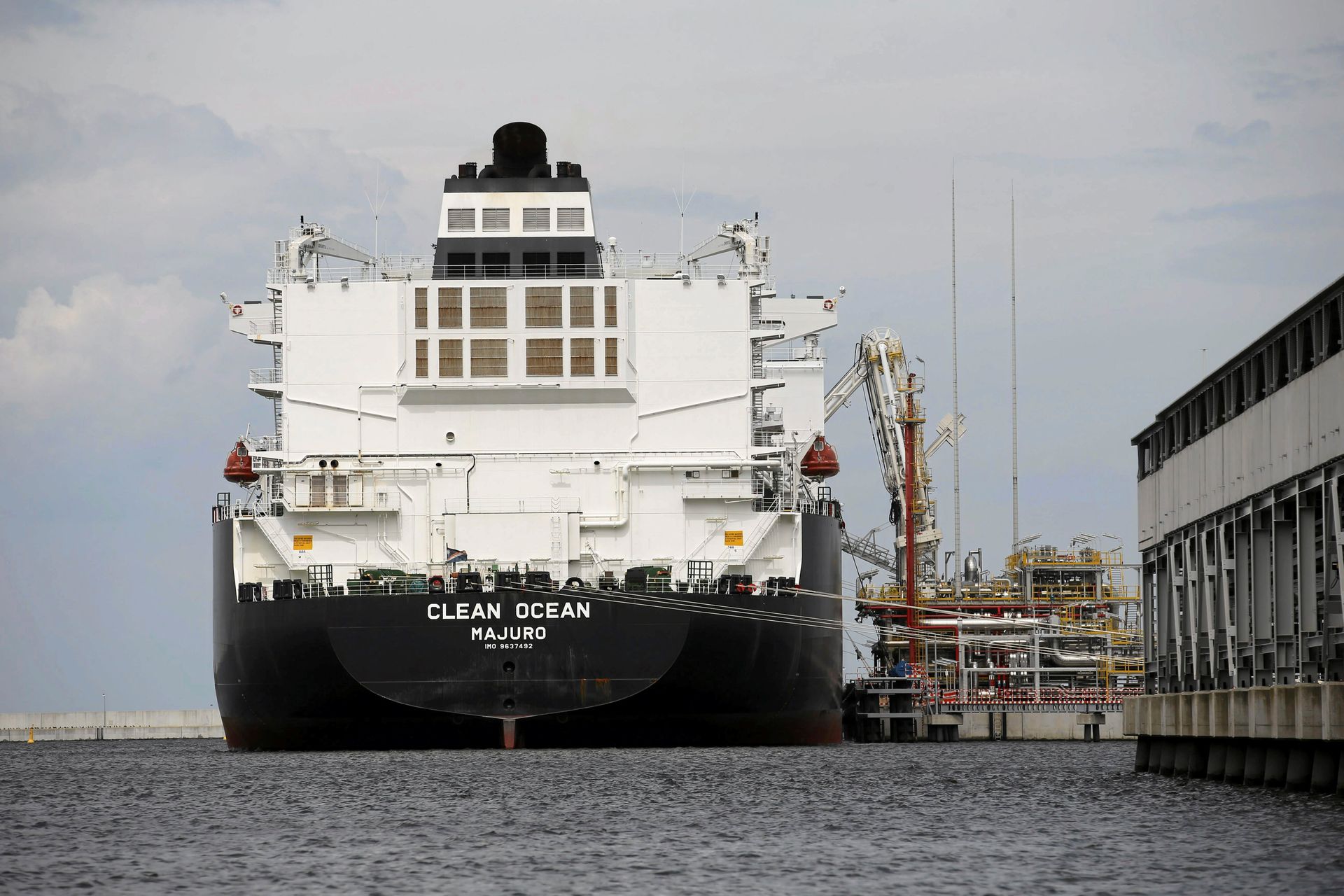 The LNG tanker Clean Ocean is pictured during the first US delivery of liquefied natural gas to LNG terminal in Swinoujscie, Poland June 8, 2017. - Sputnik International, 1920, 05.03.2022