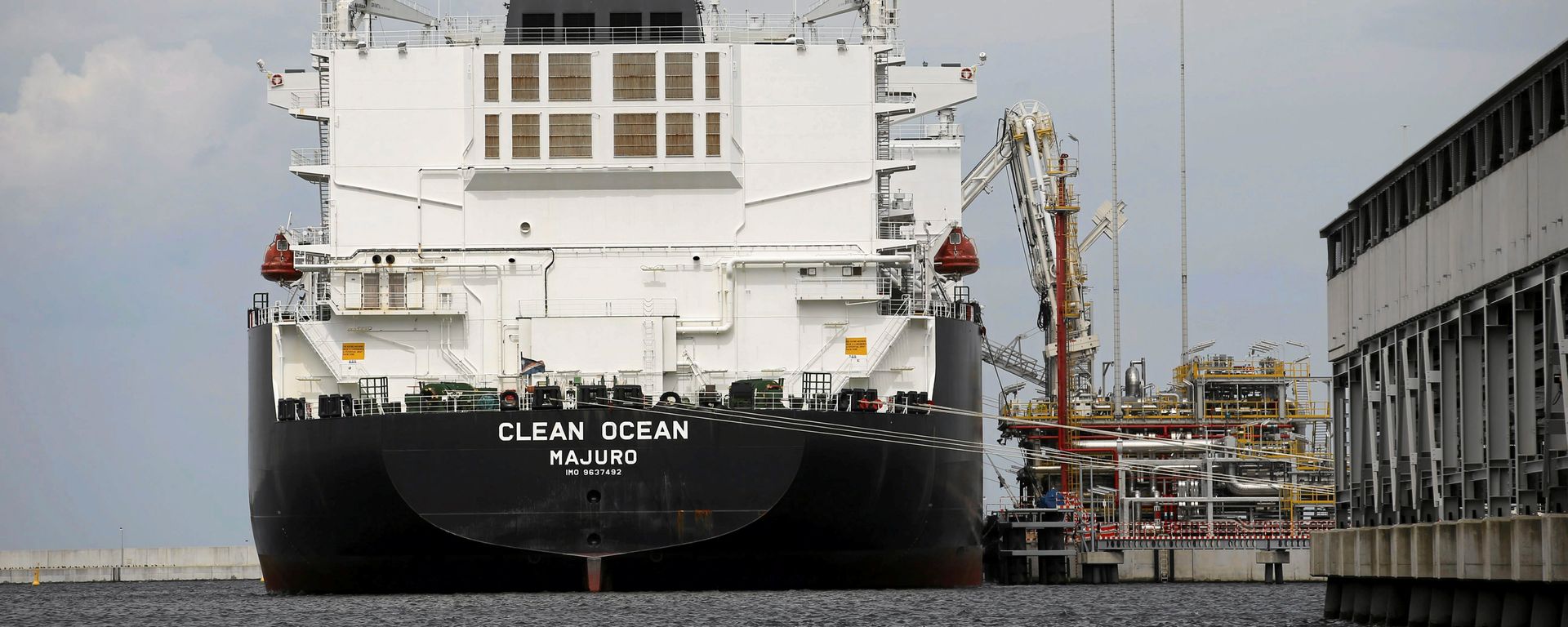 The LNG tanker Clean Ocean is pictured during the first US delivery of liquefied natural gas to LNG terminal in Swinoujscie, Poland June 8, 2017. The LNG tanker Clean Ocean is pictured during the first US delivery of liquefied natural gas to LNG terminal in Swinoujscie, Poland June 8, 2017. - Sputnik International, 1920, 27.12.2021