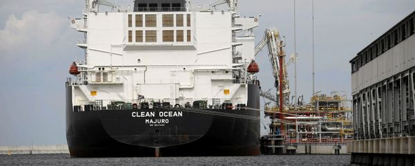 The LNG tanker Clean Ocean is pictured during the first US delivery of liquefied natural gas to LNG terminal in Swinoujscie, Poland June 8, 2017 - Sputnik International