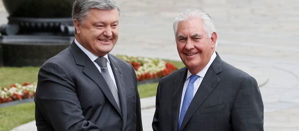 Ukrainian President Petro Poroshenko and U.S. Secretary of State Rex Tillerson shake hands in Kiev, Ukraine July 9, 2017 - Sputnik International