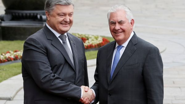 Ukrainian President Petro Poroshenko and U.S. Secretary of State Rex Tillerson shake hands in Kiev, Ukraine July 9, 2017 Ukrainian President Petro Poroshenko and U.S. Secretary of State Rex Tillerson shake hands in Kiev, Ukraine July 9, 2017 - Sputnik International