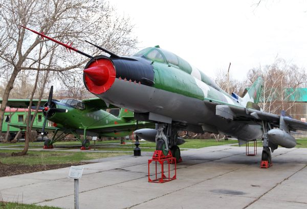 A Su-17 figter plane (in the foreground) at the Victory Park in Orenburg, Russia. - Sputnik International