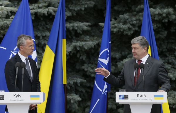 NATO Secretary General Jens Stoltenberg and Ukrainian President Petro Poroshenko attend a joint news conference following a meeting of the NATO-Ukraine Commission in Kiev, Ukraine, July 10, 2017. - Sputnik International
