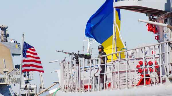 The Ukrainian Navy Hetman Sahaidachnyi frigate (R) and United States Navy missile destroyer Donald Cook (DDG-75) are moored near one another during the international drill Sea Breeze-2015 which officially begins in southern Ukrainian city of Odessa, on September 1, 2015. - Sputnik International