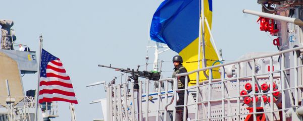 The Ukrainian Navy Hetman Sahaidachnyi frigate (R) and United States Navy missile destroyer Donald Cook (DDG-75) are moored near one another during the international drill Sea Breeze-2015 which officially begins in southern Ukrainian city of Odessa, on September 1, 2015. - Sputnik International