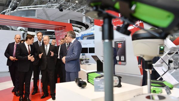 July 10, 2017. Russian President Vladimir Putin looks at Rostec Corporation's display during the 8th Innoprom International Industrial Trade Fair at the Yekaterinburg Expo International Exhibition Center. July 10, 2017. Russian President Vladimir Putin looks at Rostec Corporation's display during the 8th Innoprom International Industrial Trade Fair at the Yekaterinburg Expo International Exhibition Center. - Sputnik International