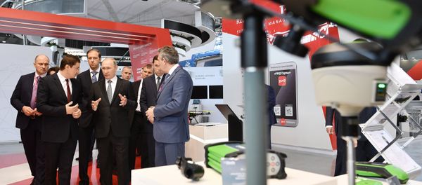 July 10, 2017. Russian President Vladimir Putin looks at Rostec Corporation's display during the 8th Innoprom International Industrial Trade Fair at the Yekaterinburg Expo International Exhibition Center. July 10, 2017. Russian President Vladimir Putin looks at Rostec Corporation's display during the 8th Innoprom International Industrial Trade Fair at the Yekaterinburg Expo International Exhibition Center. - Sputnik International