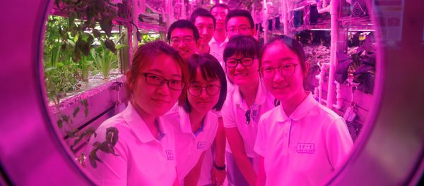 Volunteers smile from inside a simulated space cabin in which they temporarily live as a part of the scientistic Lunar Palace 365 Project, at Beihang University in Beijing, China July 9, 2017. Volunteers smile from inside a simulated space cabin in which they temporarily live as a part of the scientistic Lunar Palace 365 Project, at Beihang University in Beijing, China July 9, 2017. - Sputnik International