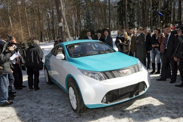 Prime Minister Vladimir Putin at the wheel of the new Yo-Mobile Cross Coupe Prime Minister Vladimir Putin at the wheel of the new Yo-Mobile Cross Coupe - Sputnik International