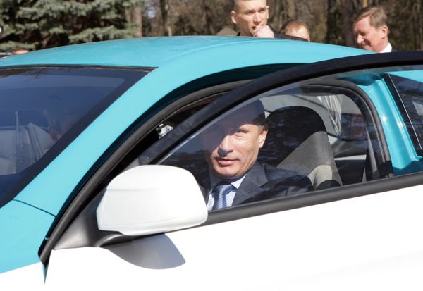 Prime Minister Vladimir Putin at the wheel of the new Yo-Mobile Cross Coupe Prime Minister Vladimir Putin at the wheel of the new Yo-Mobile Cross Coupe - Sputnik International