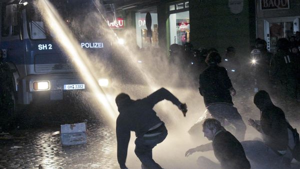 Police use water canons to quell street violence following a street festival, called Schanzenfest street festival which started peacefully in Hamburg, northern Germany, early Sunday Sept. 13, 2009. - Sputnik International