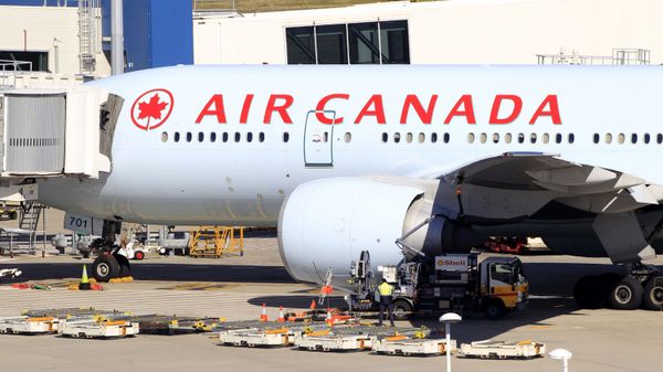 An Air Canada Boeing 777 sits at a gate after it was forced to return to Sydney Airport in Sydney, Thursday, July 28, 2011, after crew members saw smoke coming from an oven in the galley. No one on Flight AC34 was injured in the incident, which forced the pilot to dump fuel before safely landing.  - Sputnik International