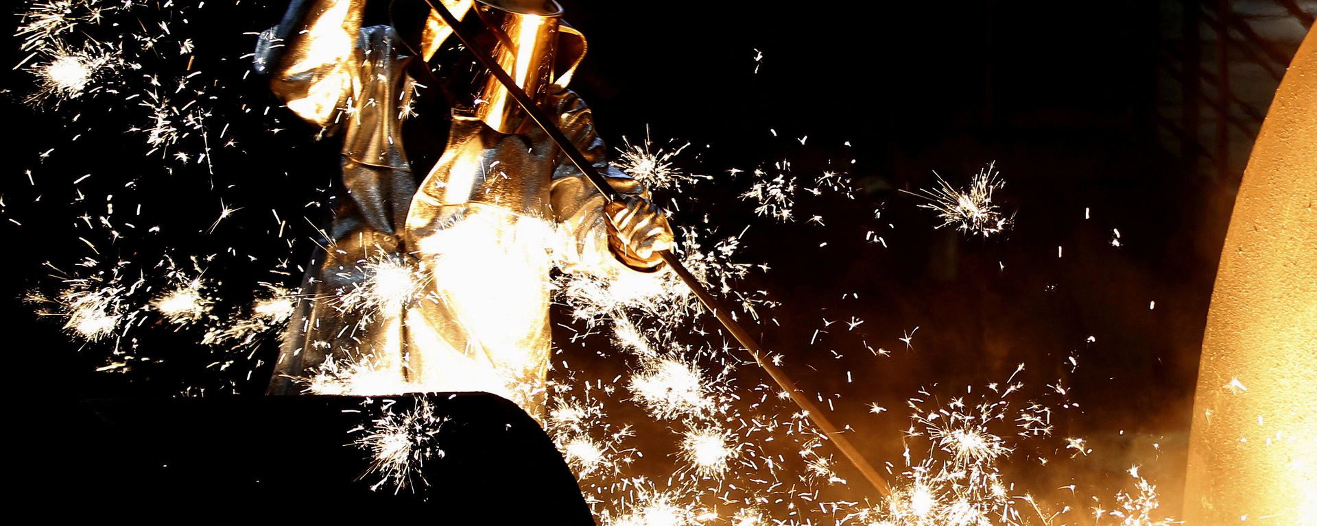 A worker at a blast furnace at Europe's largest steel factory of Germany's industrial conglomerate ThyssenKrupp AG in Duisburg, Germany December 6, 2012. - Sputnik International, 1920, 12.03.2018