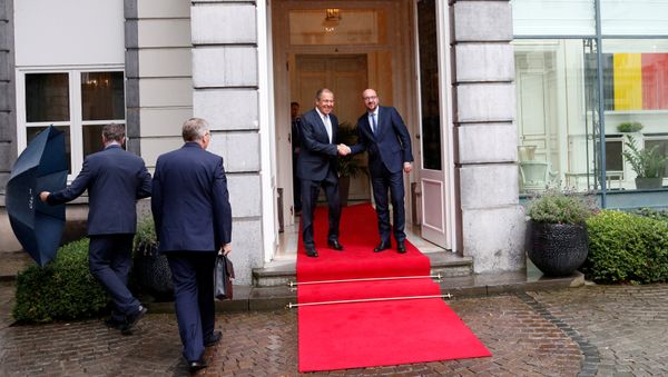 Russian Foreign Minister Sergei Lavrov poses with Belgian Prime Minister Charles Michel ahead of a meeting in Brussels, Belgium, July 12, 2017. - Sputnik International