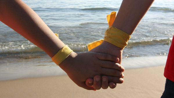 Activists hold hands as they form a human chain - Sputnik International