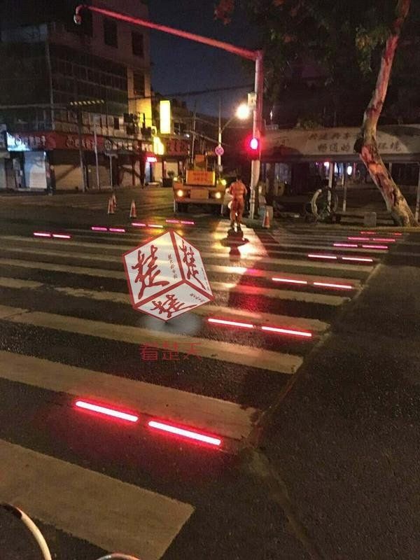 Glittery crosswalk installed in Wuhan to improve traffic safety Glittery crosswalk installed in Wuhan to improve traffic safety - Sputnik International