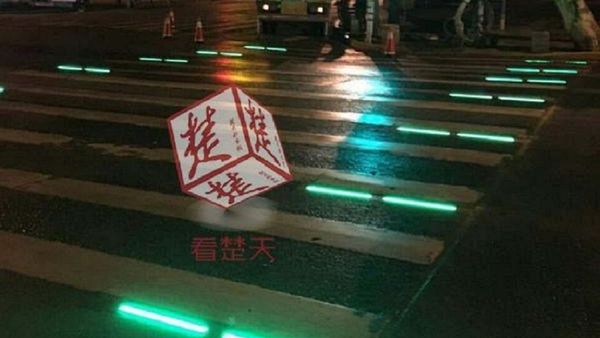 Glittery crosswalk installed in Wuhan to improve traffic safety Glittery crosswalk installed in Wuhan to improve traffic safety - Sputnik International