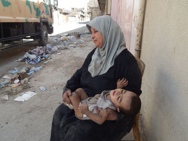 Woman with child in western Mosul, Iraq - Sputnik International