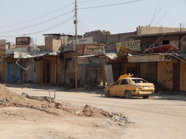 Wrecked car in Western Mosul, Iraq - Sputnik International