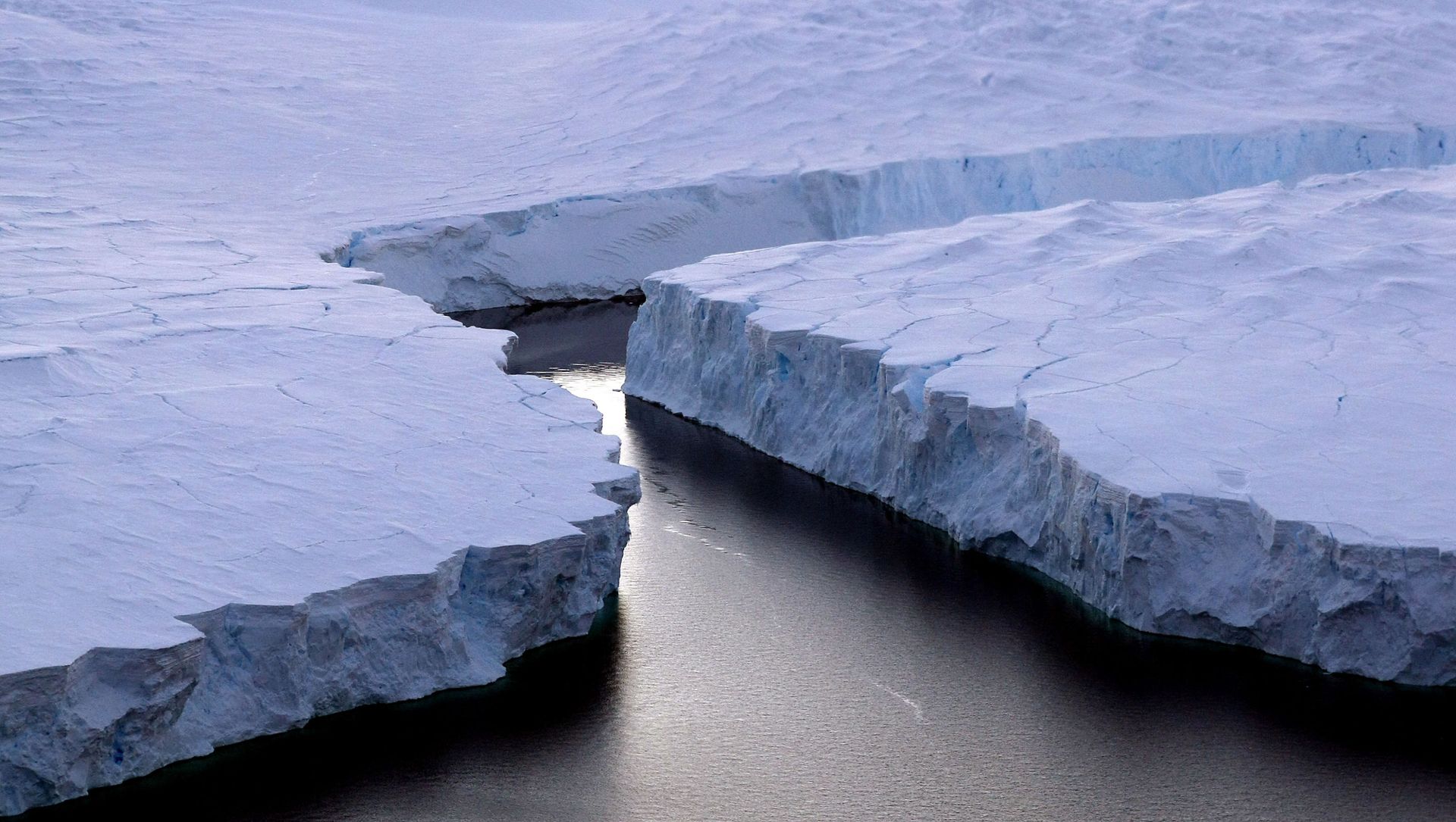 Iceberg splits away in Antarctica Iceberg splits away in Antarctica - Sputnik International, 1920, 19.03.2021